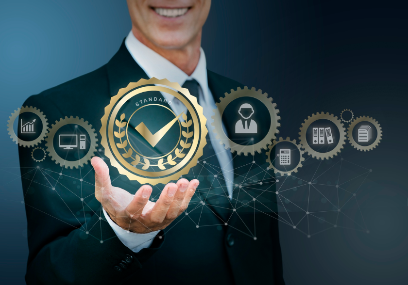Certificações e qualificação no mercado de trabalho para gerentes de projetos Profissional de negócios segurando selo dourado de certificação, representando reconhecimento e qualificação em gestão de projetos.