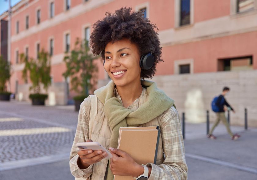 Estudante universitária pesquisando se MBA é a mesma coisa que pós-graduação.