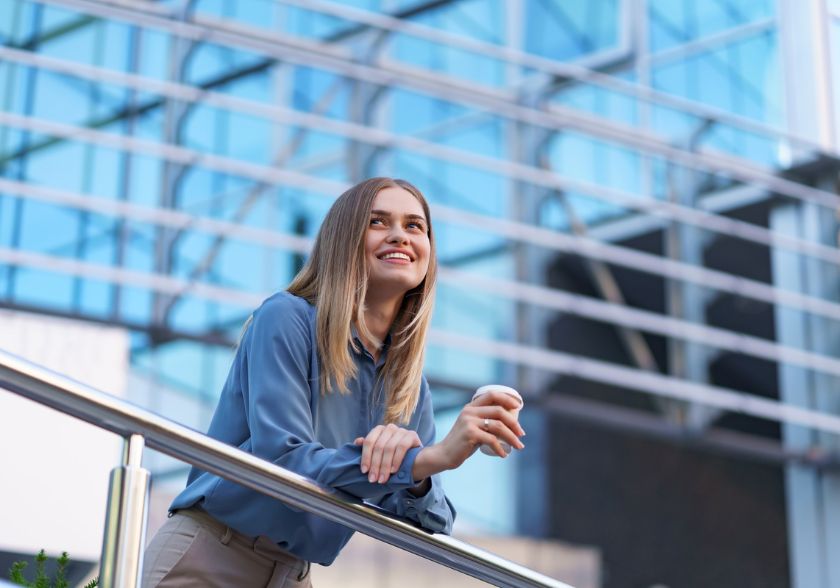 Profissional confiante após escolher entre MBA e pós-graduação.