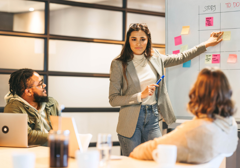 Mulher realizando liderança em projeto empresarial