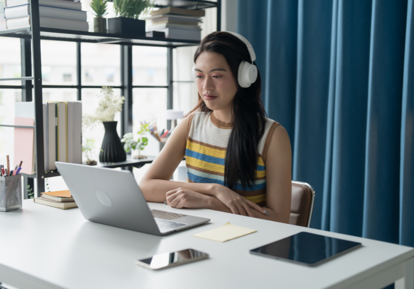 Jovem tendo curso e projetos em EAD