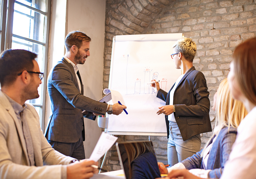 Grupo empresarial identificando oportunidades