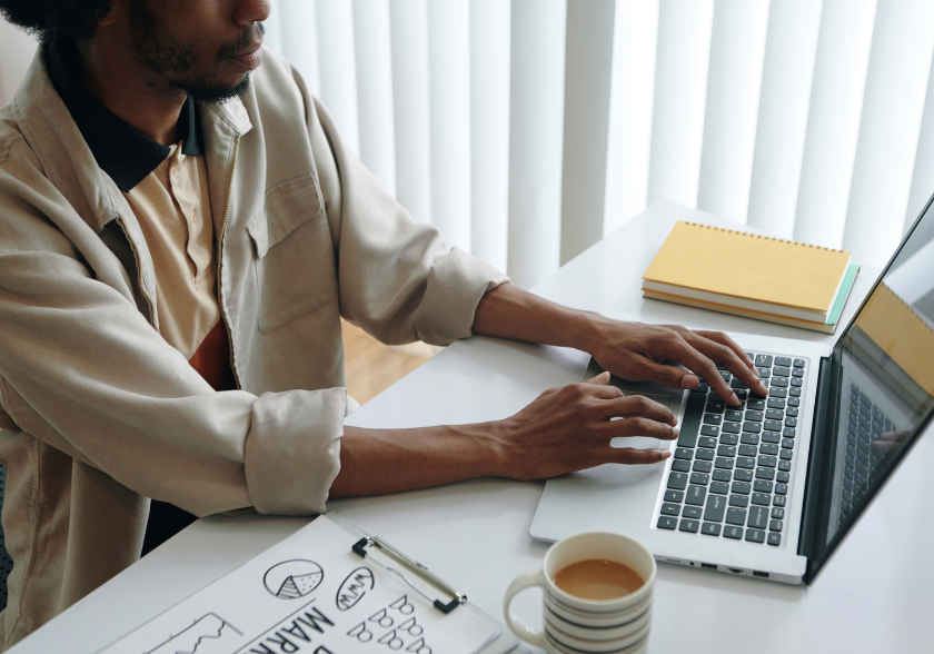 Homem realizando projetos