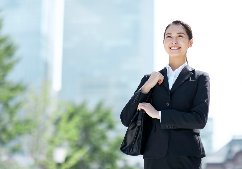 Profissional confiante em ambiente corporativo representando educação que transforma carreira e futuro